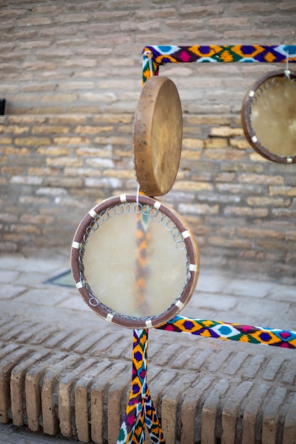 Foto bellissimo strumento musicale storico posso esporre all'aperto khiva l'oasi agricola di khoresm cittadella