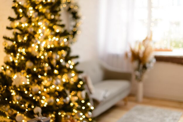 Photo beautiful holdiay decorated room with christmas tree with presents under it