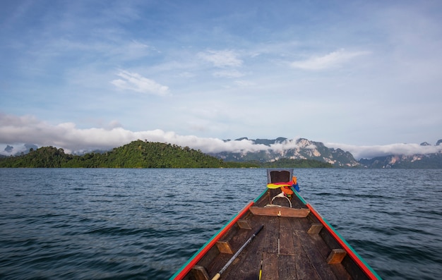 Bella giornata di vacanza nel parco nazionale di khao sok, suratthani, thailandia