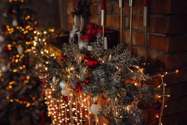 その下にクリスマスツリーとギフトで美しい休日の装飾が施されたホームルームハッピークリスマス新年の休日の背景の概念