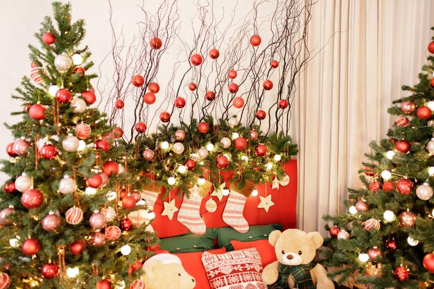 Красивая празднично украшенная комната с елкой и яркими огнями на рождественском фоне