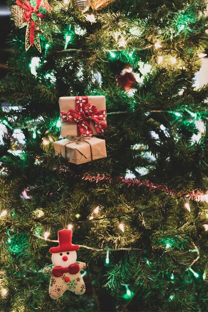 サンタと美しい家の装飾クリスマスツリー