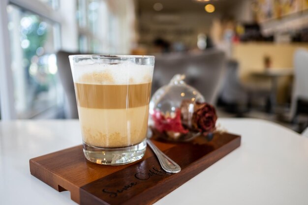 Foto un bel caffè caldo, un caffè cappuccino.