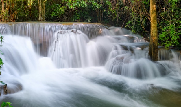 Красивый водопад Хуай Мае Хамин в тропическом лесу в национальном парке Сринакарин