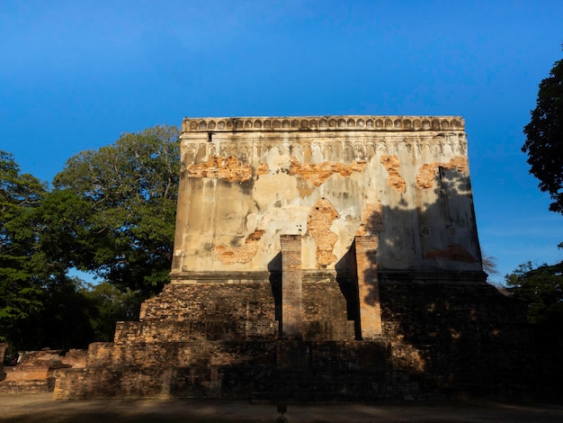 タイのユネスコ世界遺産に登録されているスコータイ歴史公園にあるワットシーチュム寺院にある、美しい巨大な古代の古い教会。