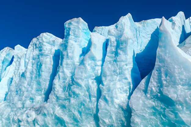 Photo beautiful ice cliffs amidst a cool atmosphere where the sea and sky unite in a sublime dance