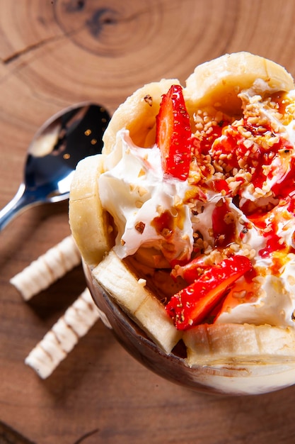 写真 いちごバナナ栗とホイップクリームで飾られた美しいアイスクリームボウル