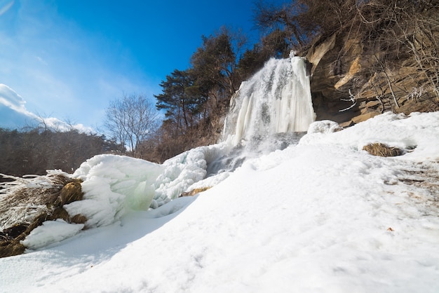 Bella caduta di ghiaccio a nagano, in giappone