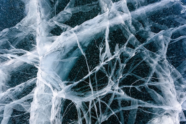 抽象的な亀裂のあるバイカル湖の美しい氷