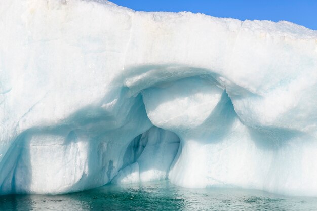 화창한 날 북극해의 아름다운 빙산. 바다에서 얼음의 큰 조각을 닫습니다.