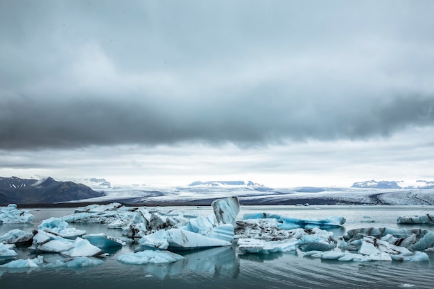Фото Красивые айсберги ледяное озеро йокулсарлон в золотом круге южной исландии