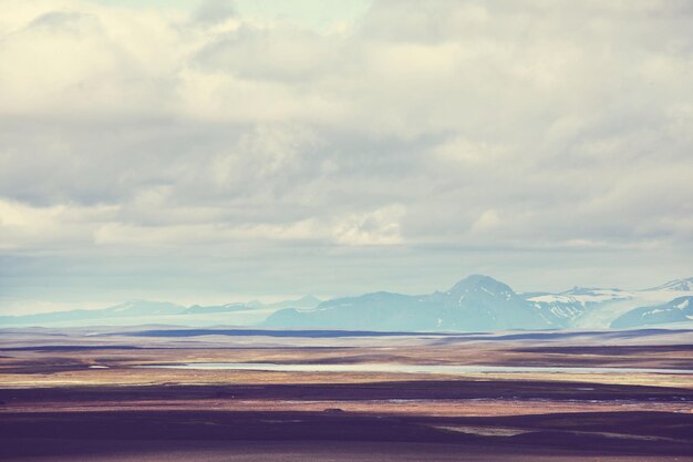 Photo beautiful icelandic landscape. green volcanic mountains in cloudy weather.