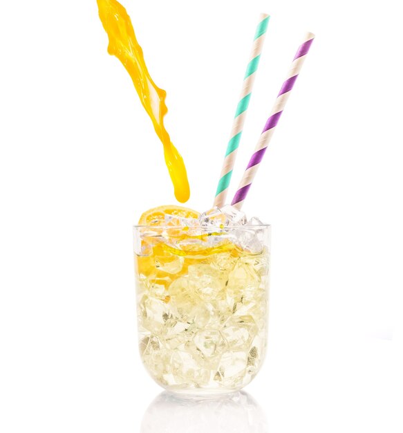 Photo beautiful icy cocktail with colorful straws