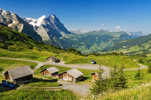 夏、アルプス、スイスの田舎の家と美しい牧歌的な山の風景