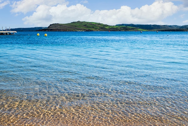 透き通った海のあるカラナマカレットの美しい画像。バレアレス諸島のメノルカ島。