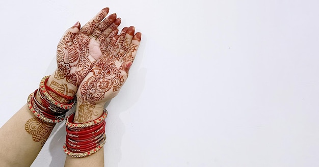 ホイットに分離されたヘナのタトゥーで美しいインド人の女性の手
