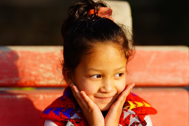 아름다운 인도 소녀 아이 만들기 포즈 야외 사진