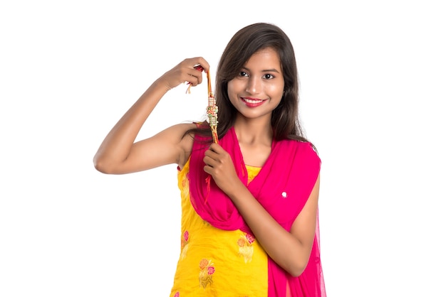 Raksha bandhan 즈음에 Rakhis를 보여주는 아름다운 인도 소녀