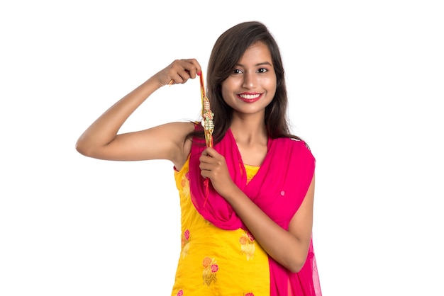 Красивая индийская девушка показывает ракхи по случаю праздника Ракша бандхан