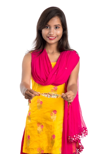 Красивая индийская девушка показывает ракхи по случаю праздника Ракша бандхан