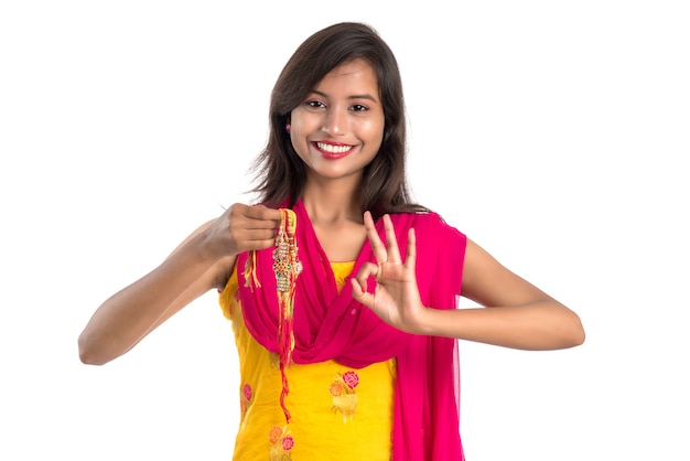 Bella ragazza indiana che mostra rakhis in occasione del raksha bandhan