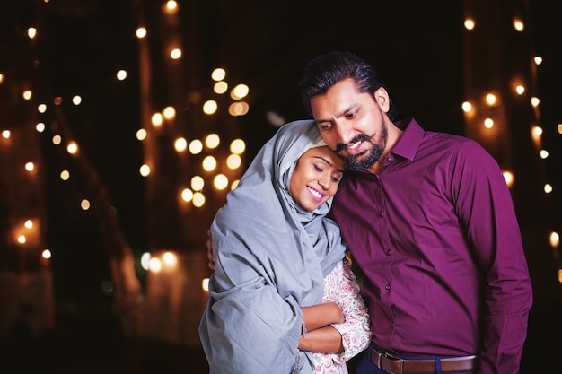 夜の美しいインドのイスラム教徒のカップル