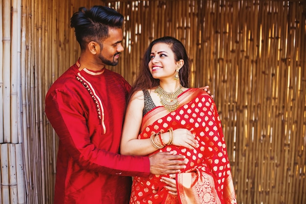 彼の夫と美しいインドの妊婦