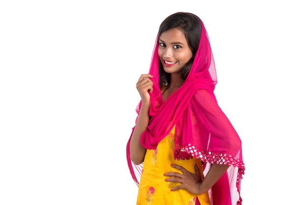 아름 다운 인도 전통 소녀 포즈