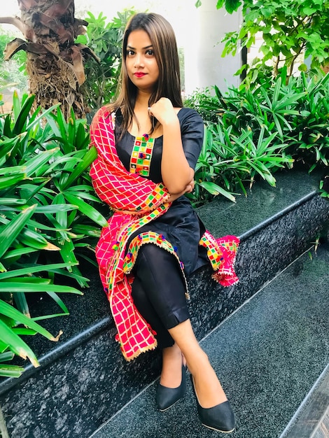 Photo beautiful indian woman celebrating diwali