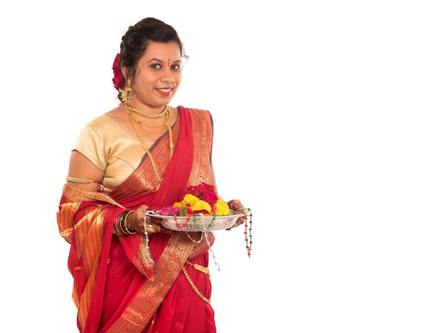 꽃 thali 들고 아름 다운 인도 여자