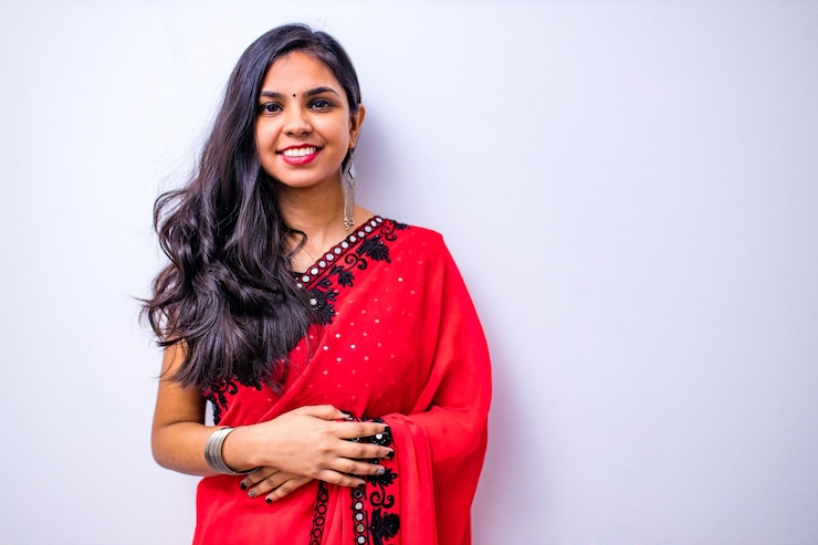 Photo beautiful indian woman in traditional sari dress looking at camera bindi on the forehead