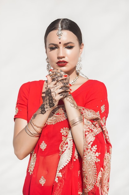 Photo beautiful indian woman wearing a sari