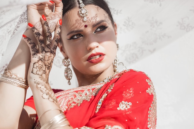 Photo beautiful indian woman wearing a sari