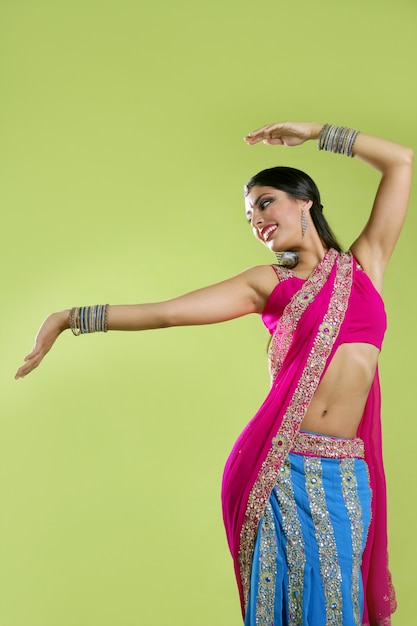 Красивая индийская молодая брюнетка женщина танцует