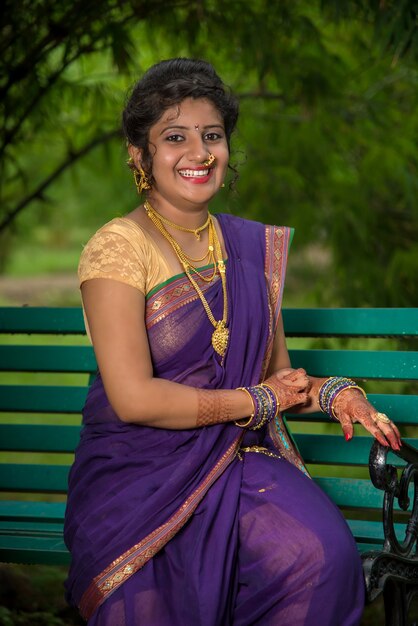 전통적인 사리 야외 포즈에서 아름 다운 인도 소녀