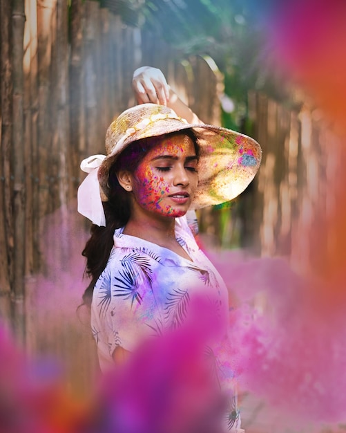 Bella giovane donna indiana con la vernice per il viso durante l'holi india kerala festival