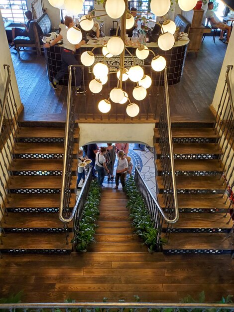 Photo beautiful interior of a cafe chandelier stairs