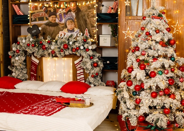 Foto splendidi interni del soggiorno con albero di natale decorato