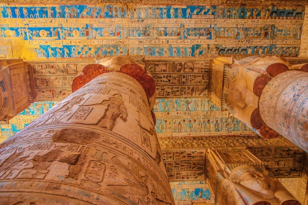 Dendera 사원 또는 Hathor 사원의 아름다운 내부. 고대 이집트 사원의 천장에 있는 다채로운 조디악. 이집트, 덴데라, 켄 시 근처.