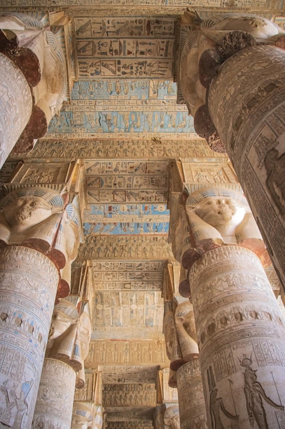 Photo beautiful interior of the temple of dendera or the temple of hathor. egypt, dendera, ancient egyptian temple near the city of ken.