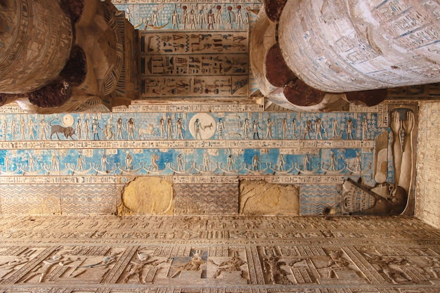 デンデラ神殿またはハトール神殿の美しいインテリア。エジプト、デンデラ、ケン市の近くの古代エジプトの神殿。