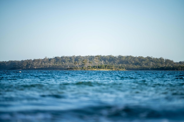 Photo beautiful island on a blue ocean in summer at dusk