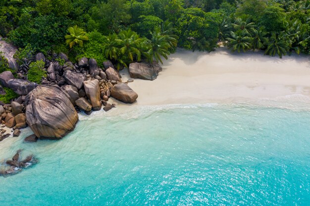 세이셸의 아름다운 섬. La digue, anse d' argent 해변. 열 대 풍경에 물 흐르는 파도 거품