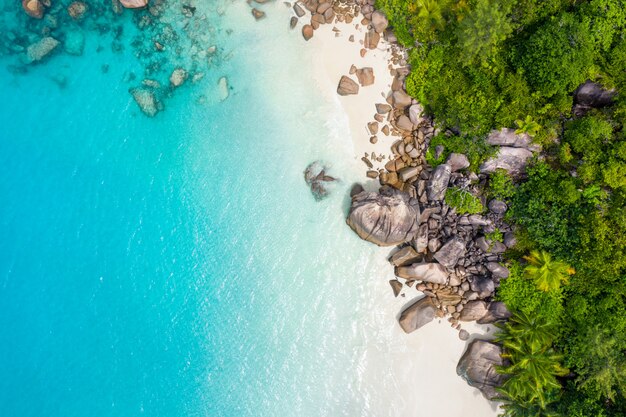 세이셸의 아름다운 섬. La digue, anse d' argent 해변. 열 대 풍경에 물 흐르는 파도 거품