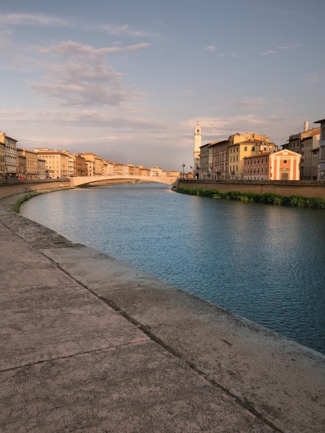 日没時に広い運河の古代建築と美しいイタリアの都市の風景