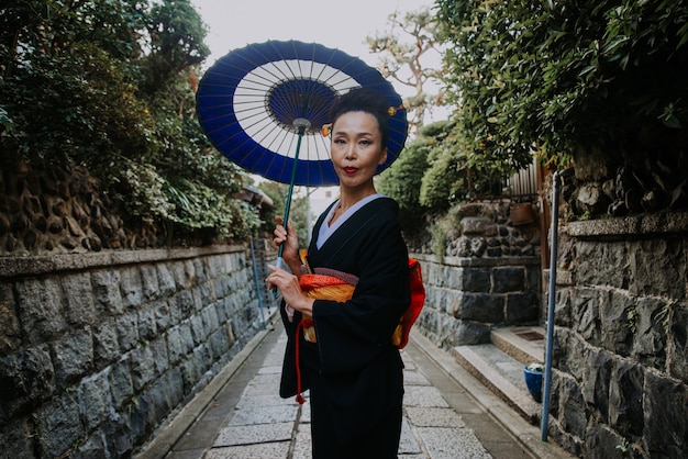 마을에서 걷는 아름 다운 일본 수석 여자. 전형적인 일본 전통 생활