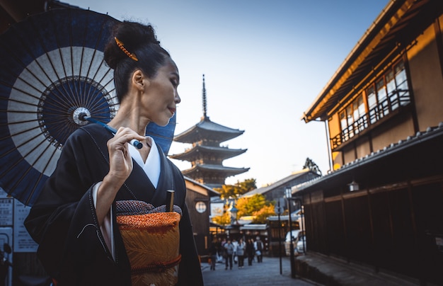 村を歩いている美しい日本の年配の女性。典型的な日本の伝統的なライフスタイル