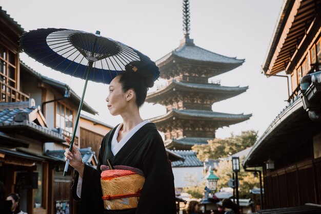 村を歩いている美しい日本の年配の女性。典型的な日本の伝統的なライフスタイル