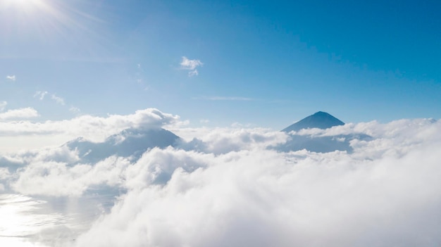 美しいキンタマニ火山は霧で覆われています