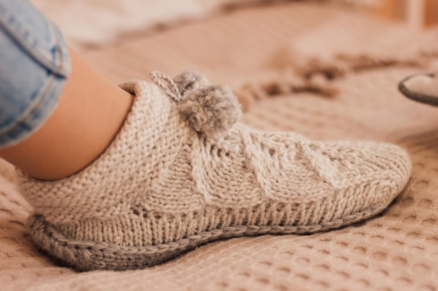 Photo beautiful knitted sock with buboes dressed on the girls leg